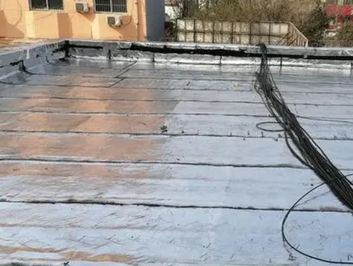 徐汇卫生间漏水维修公司分享下徐汇屋面楼顶防水刚性防水层施工要点。
